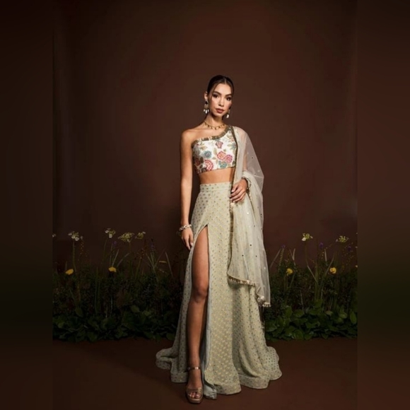 Dresses & Skirts - Elegant Cream Floral Wedding Dress